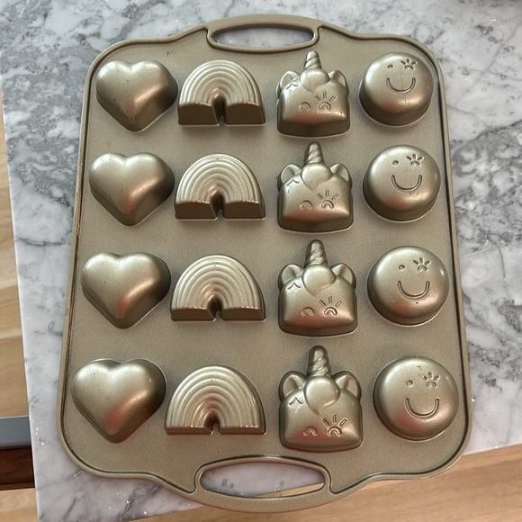 Williams Sonoma Flour Shop Rainbow and Unicorn Cupcake Candy Baking Pan! - Picture 2 of 3